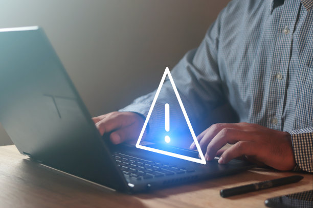 商人使用笔记本电脑有助于避免商业中的人为错误图片下载