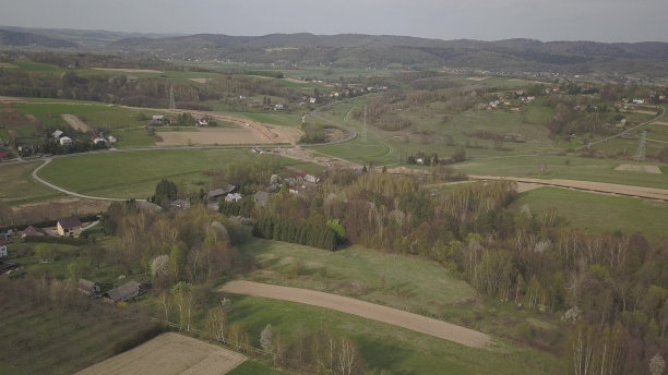 青山间铺设天然气管道。大型高压钢管在开挖的沟槽中浸没。土地在战略产业中起作用。能源和自然资源图片下载