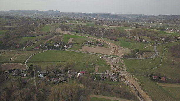 青山间铺设天然气管道。大型高压钢管在开挖的沟槽中浸没。土地在战略产业中起作用。能源和自然资源图片下载