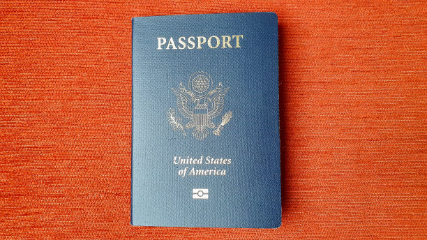 橙色背景的美国护照。图片下载