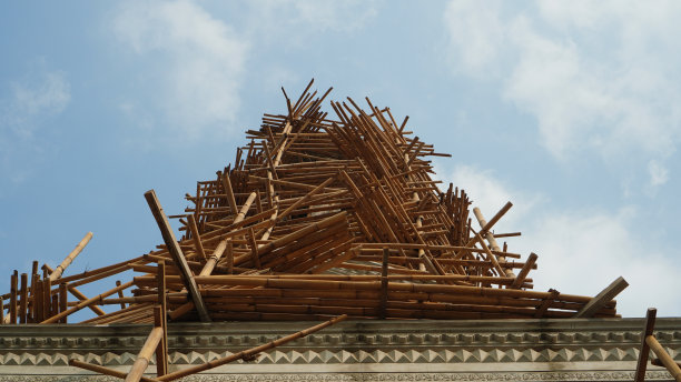 天空中的竹脚手架图片下载