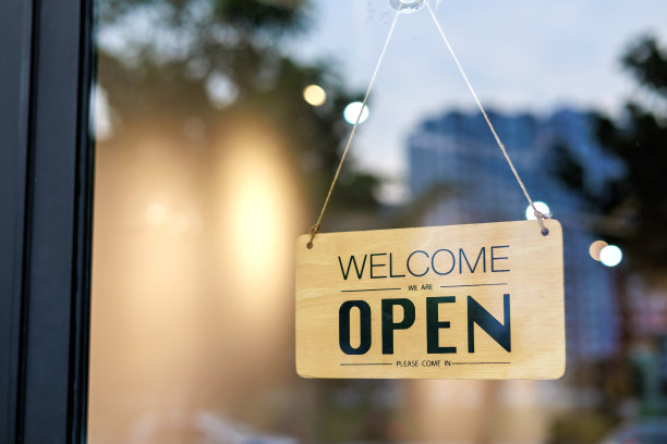 现代餐厅入口处的门上挂着一个开放的标志，代表着餐饮场所和小企业的概念图片下载