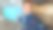 生日那天，兴奋或害怕的小男孩抱着气球在地板上爬的照片图片下载