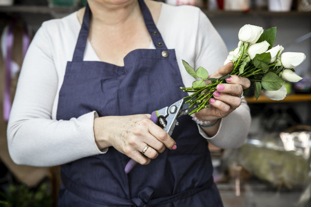 为婚礼活动制作白玫瑰花束图片下载