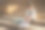 可爱的小女孩使用手机，浏览网页，玩网络游戏，看动画片，坐在台阶上图片下载