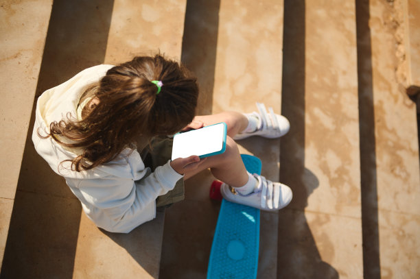 现代智能手机的细节与白色空白的模拟屏幕复制广告空间的移动应用程序在孩子手中。复制广告位图片下载