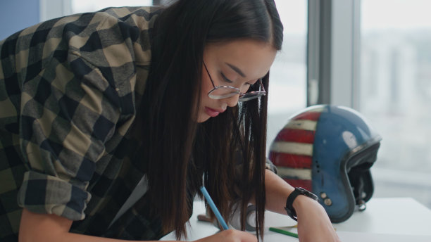 时髦女孩工作蓝图远程工作场所。建筑设计图纸图片下载