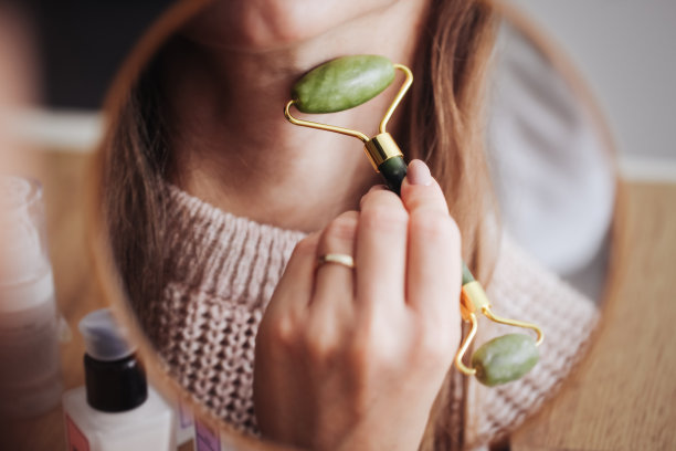 脸部按摩器背景。抗老化滚筒。真皮滚筒背景。皮肤护理。女性家庭水疗。表镜升降按摩。面部护理。图片下载