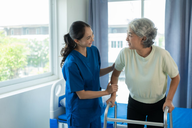 一位年轻的亚洲护士在养老院照顾一位老年妇女。主治医师为老年患者提供物理治疗服务，锻炼身体，促进健康。图片下载