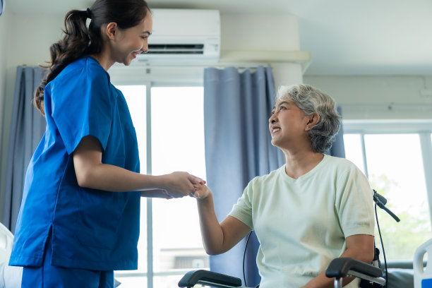 一位年轻的亚洲护士在养老院照顾一位老年妇女。主治医师为老年患者提供物理治疗服务，锻炼身体，促进健康。图片下载