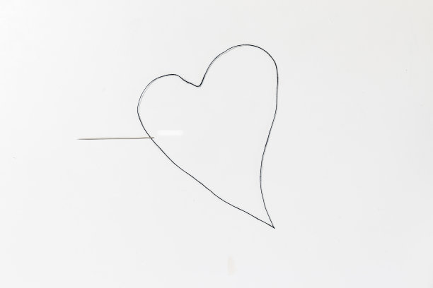 用黑线穿出心形的针图片下载