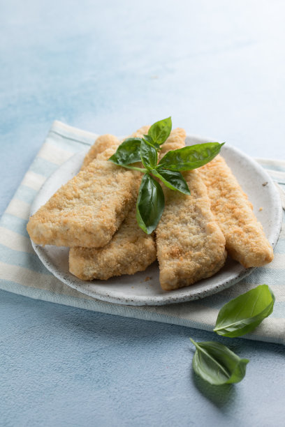 炸鱼条和薯条英国快餐海鲜条。灰色的背景。俯视图图片下载