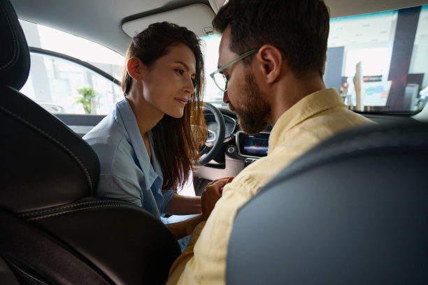 年轻夫妇在汽车内部的照片图片下载