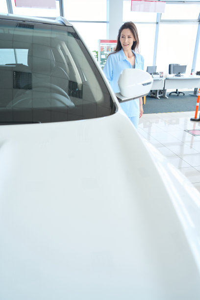 美女在汽车经销店的照片图片下载