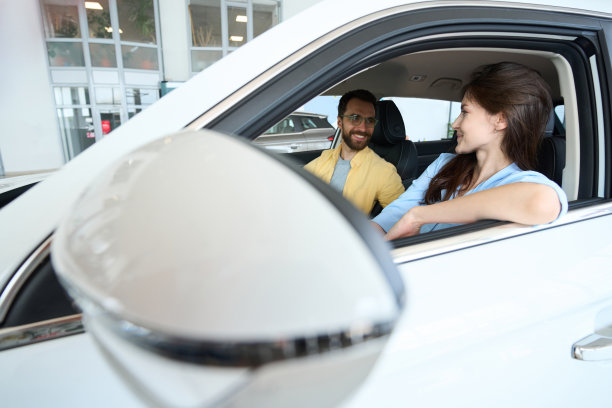 年轻夫妇在汽车内部的照片图片下载