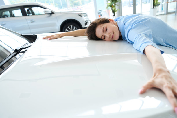 汽车陈列室里漂亮女人的照片图片下载