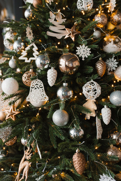 圣诞树上漂亮的玩具特写图片下载