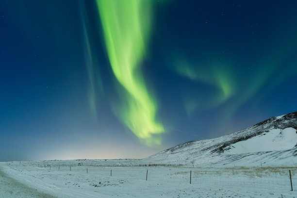北极光。北极光和星空。大自然。斯堪的纳维亚国家。雪和冰在山上。冬天的风景。照片作为背景和壁纸。图片下载