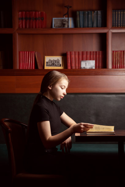 年轻人在图书馆看书、自学、休闲活动、上学图片下载