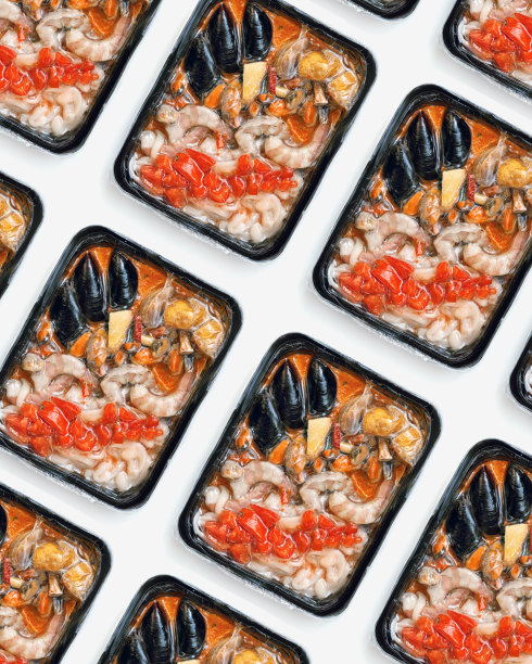 冻冬阴凉汤，半成品，白底塑料包装。辛辣的亚洲菜在家烹饪。塑料包。海鲜蔬菜配料，照片图案图片下载