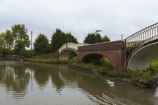 英国英格兰北安普敦郡布劳恩斯顿，大联盟运河和牛津运河交汇处的布劳恩斯顿弯道上的桥梁图片下载