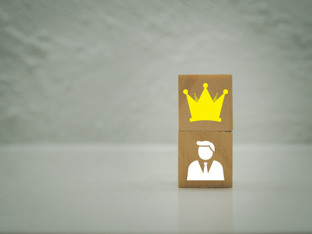 木块上戴着王冠的男子偶像图片下载