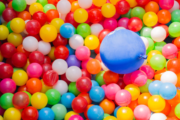 一排充满活力的气球背景像嘉年华一样照亮了这张照片图片下载