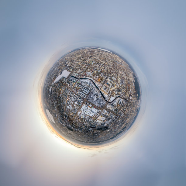 航拍冬季城市与十字路口和道路，房屋，建筑物，公园和桥梁。直升飞机。小行星球体模式。图片下载