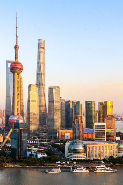 日落时分，上海金融区以标志性的东方明珠塔和上海中心大厦为特色。上海是中国的现代化大都市。图片下载