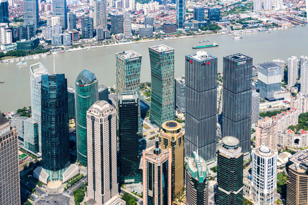 这张照片俯瞰着中国特大城市上海金融区的现代企业大楼和摩天大楼图片下载