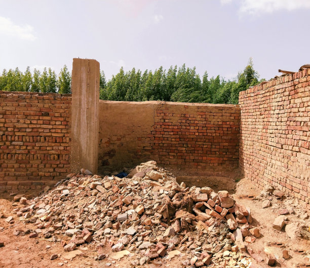 旧建筑拆迁瓦砾砖和混凝土碎片水泥碎片建筑垃圾残骸一个被拆除的破房子的墙壁瓦砾砖灰泥碎碎片beton，碎石水泥，escombros混凝土，碎石混凝土malba，图像照片图片下载