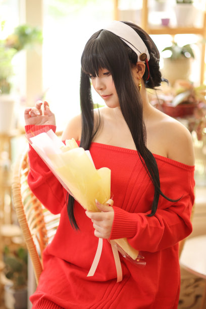 一个漂亮的年轻女子在花店穿着红毛衣Cosplay的肖像图片下载