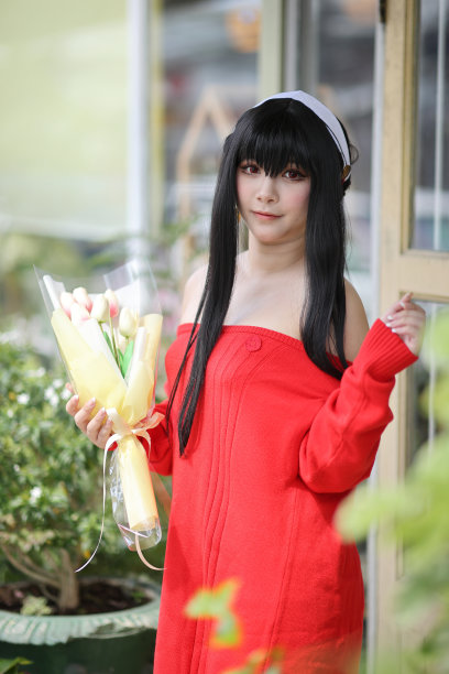 一个漂亮的年轻女子在花店穿着红毛衣Cosplay的肖像图片下载