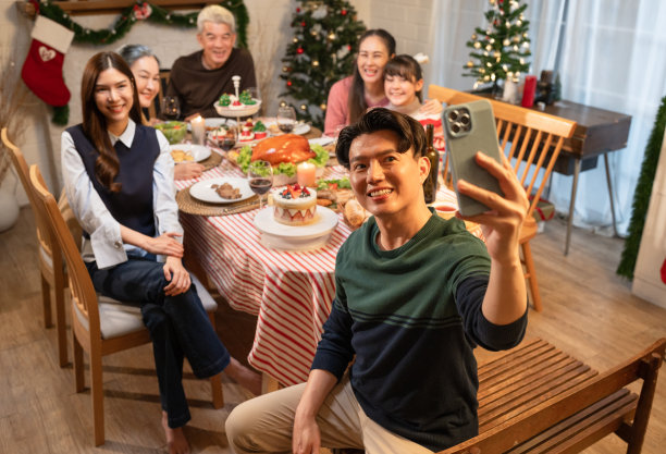 幸福的照片，三代亚洲家庭在晚餐和庆祝圣诞节和自拍在家里图片下载