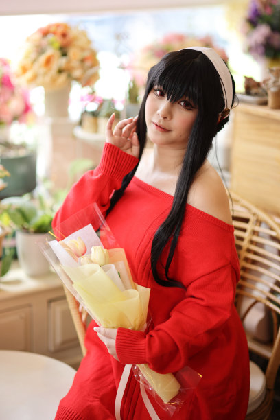 一个漂亮的年轻女子在花店穿着红毛衣Cosplay的肖像图片下载