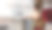 年轻的亚洲女子坐在火车上使用笔记本电脑。图片下载