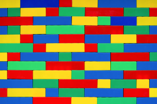 儿童教育玩具。背景来自彩色塑料砖块。教育，儿童创造力，通过玩具砖墙开发技能图片下载