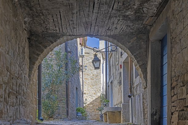 格罗兹扬镇的照片，田园诗般的鹅卵石街道和天然石材建筑图片下载