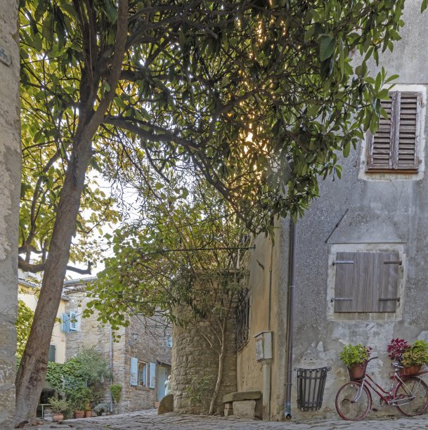 格罗兹扬镇的照片，田园诗般的鹅卵石街道和天然石材建筑图片下载