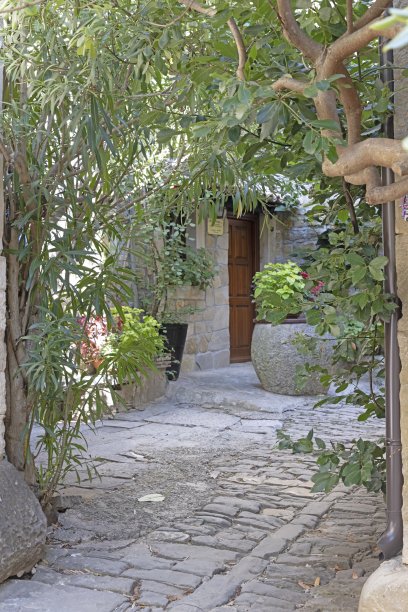 格罗兹扬镇的照片，田园诗般的鹅卵石街道和天然石材建筑图片下载