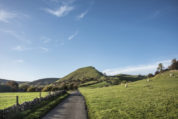 这是英国山顶国家公园沿乡村小路向Chrome山方向拍摄的美丽风景照片图片下载
