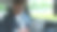 忙碌的年轻人坐在出租车后座，在旅途中使用笔记本电脑和工作。商务、旅行、交通和科技理念。慢动作图片下载