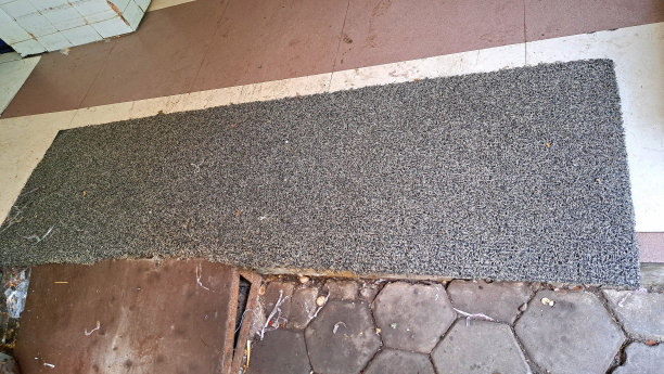 地板上的脏门垫非常适合作为餐厅的宣传媒介图片下载