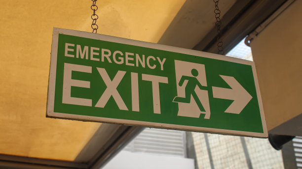 绿色紧急出口标志图片下载