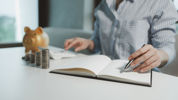 金融专家正在跟踪他们所投资的钱的价值变化，金融家正在研究投资金额的信息。图片下载