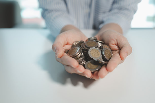 会计拿出一把硬币，金融家从客户那里收集一些硬币，员工为客户提供有效的省钱方法。图片下载