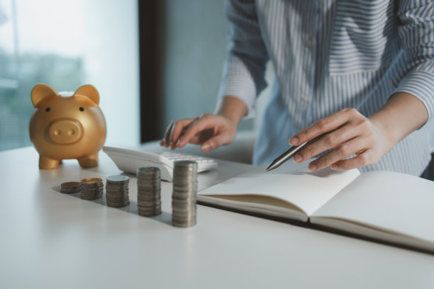 金融专家正在跟踪他们所投资的钱的价值变化，金融家正在研究投资金额的信息。图片下载