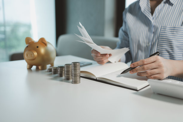 操作员正在核对采购收据，财务人员正在计算各种费用记录在系统中，从采购部收到收据并验证其准确性。图片下载