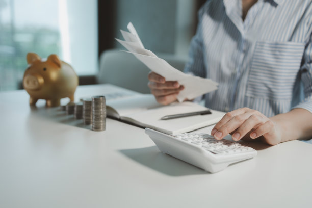 操作员正在核对采购收据，财务人员正在计算各种费用记录在系统中，从采购部收到收据并验证其准确性。图片下载