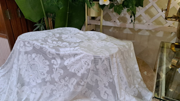 一张用布盖着一堆盘子，放在桌子上的照片，是非常适合做餐饮宣传的媒体图片下载